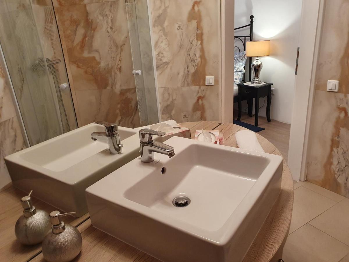סופרון Karmelita Boutique Apartman מראה חיצוני תמונה